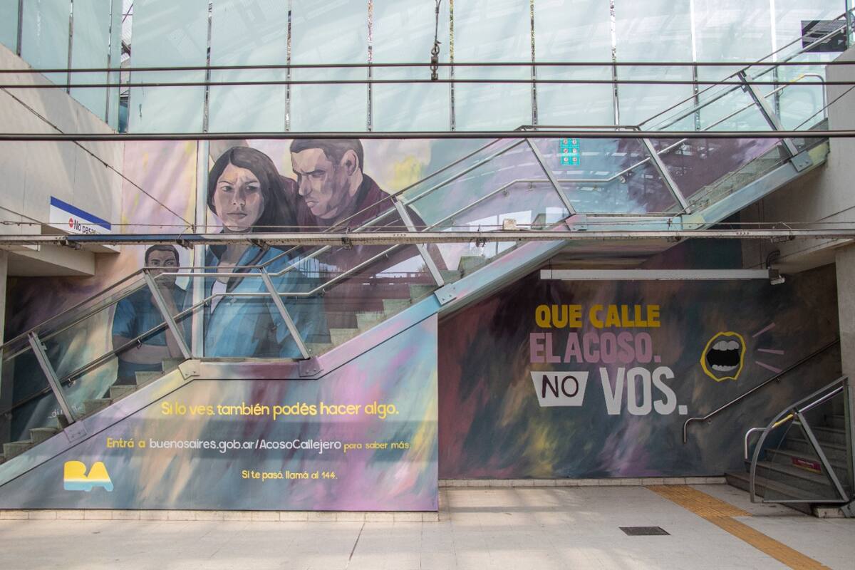 El mural para conmemorar el Día de Lucha contra el Acoso Sexual Callejero en la Ciudad de Buenos Aires pintado en la estación Constitución de la línea C de subte