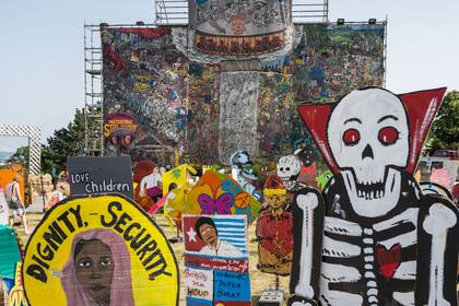 El mural "People's Justice" del grupo de artistas de Indonesia Taring Padi trajo el primero de los escándalos de la última edición a la feria Documenta de Kassel