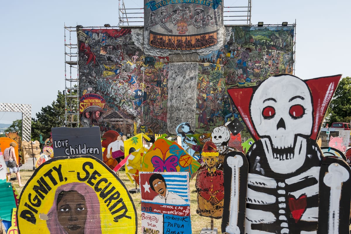 El mural "People's Justice" del grupo de artistas de Indonesia Taring Padi trajo el primero de los escándalos de la última edición a la feria Documenta de Kassel
