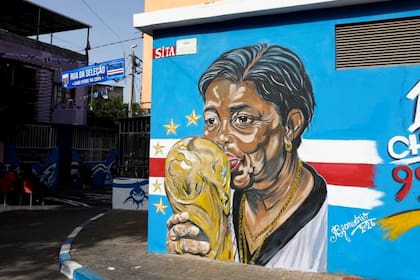 El mural, pintado cerca de la playa de Varzea y detrás del Palacio de Gobierno de Cabo Verde, tiene el rostro de Cesaria Evora besando la copa del mundo