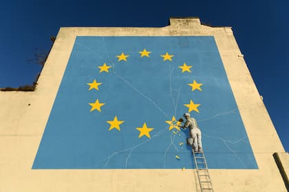 El mural, que adornaba un edificio en Dover, Reino Unido, representaba a un trabajador martillando una de las 12 estrellas amarillas de la bandera azul de la UE