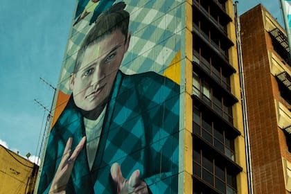 El mural que tiene una dimensión de 50 metros de alto por 12 de ancho