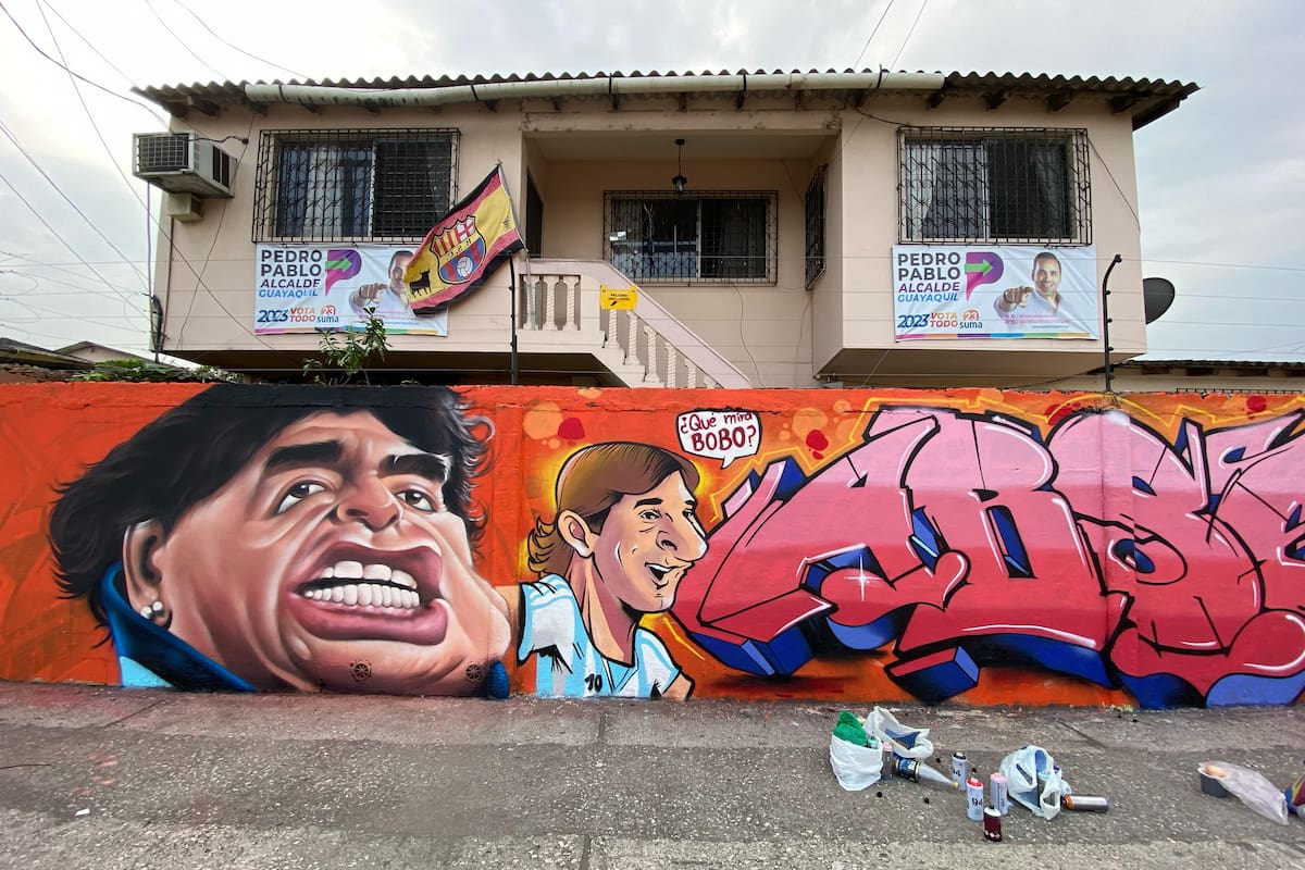 El mural que una a Maradona y Messi en la zona sur de la ciudad, camino al puerto marítimo de Guayaquil