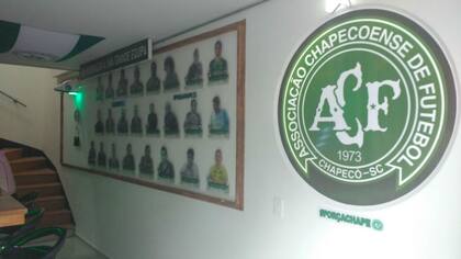 El mural recordando a los jugadores y al técnico