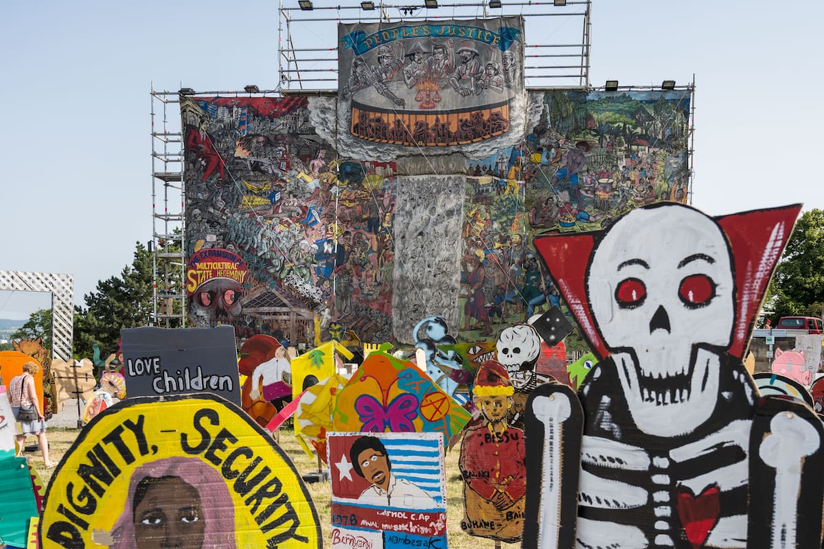 El mural titulado "La justicia del pueblo", del colectivo de artistas indonesios Taring Padi, despertó críticas por incluir imágenes consideradas "antisemitas"