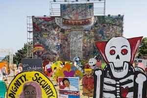 El mural titulado "La justicia del pueblo", del colectivo de artistas indonesios Taring Padi, despertó críticas por incluir imágenes consideradas "antisemitas"