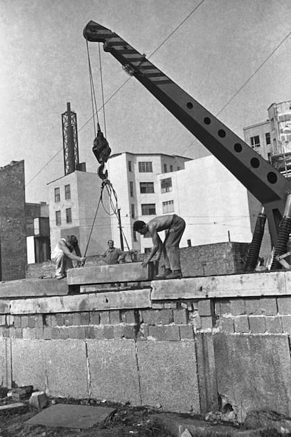 El muro comenzó siendo apenas de alambre y luego se fue consolidando con grandes bloques de hormigón