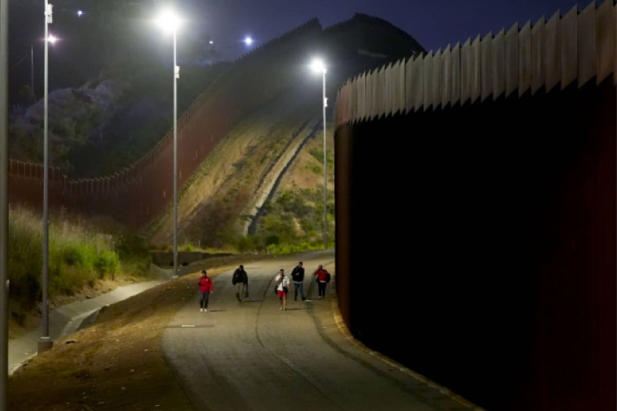 El muro de 900 km de extensión divide San Francisco y Tijuana