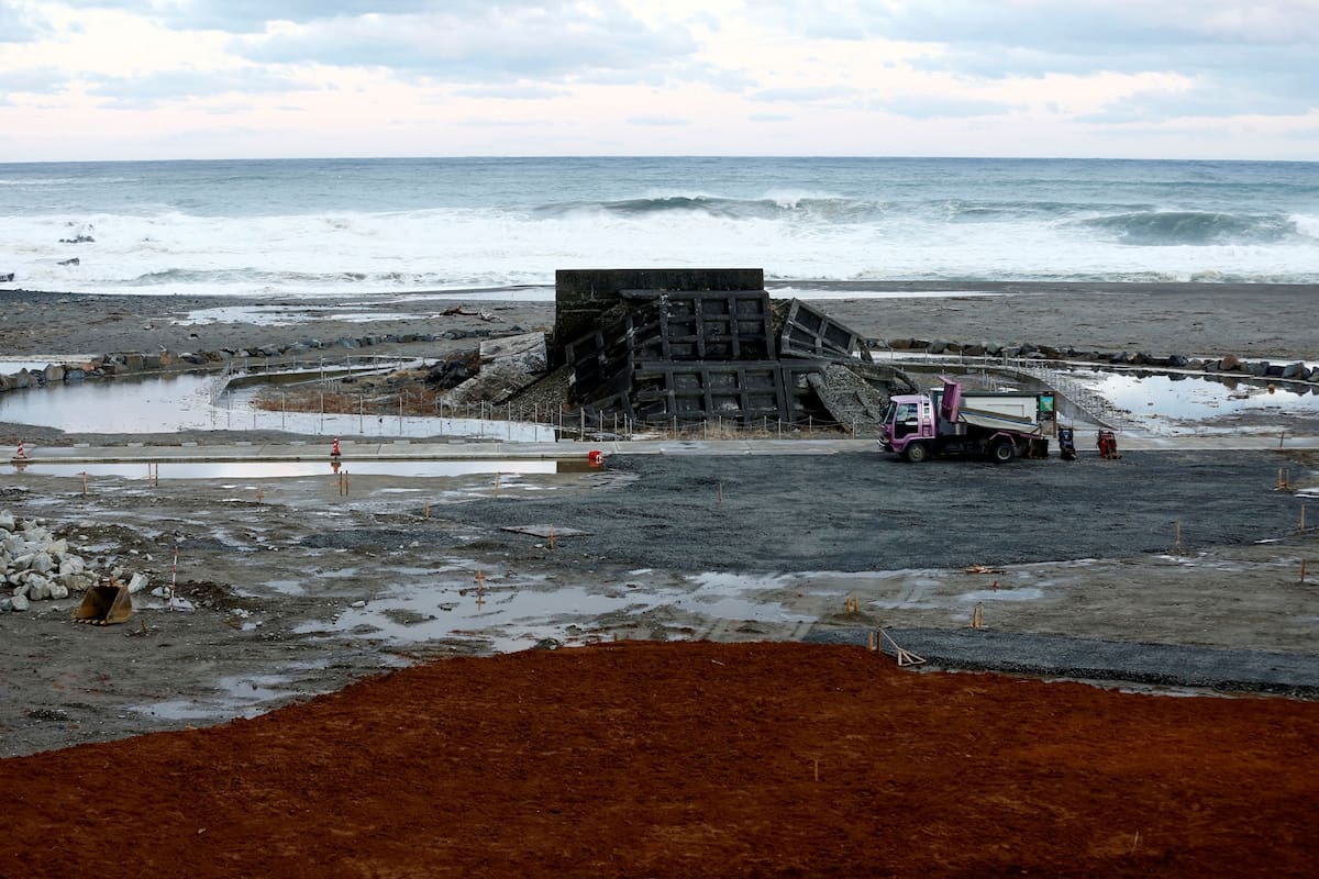 El muro de Akeko, que fue destruido en la tsunami de 2011 se puede ver desde la nueva construcción en la aldea de Tanohata