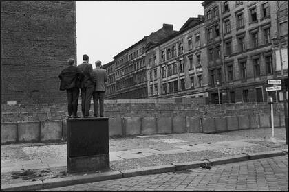 El muro de Berlín, visto por Cartier-Bresson desde Alemania Occidental en 1962. (Magnum)