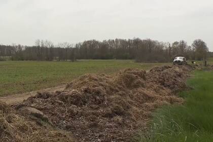 El muro es de 77 metros y está hecho dentro del campo del agricultor. La policía acudió al lugar e indicó que "no pueden hacer nada"
