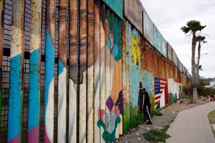 El muro fronterizo mide 9 metros de altura