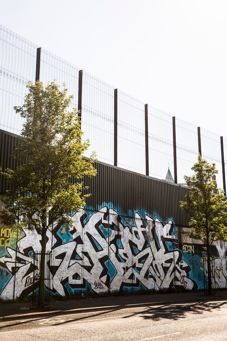 El muro que divide los barrios de unionistas e independentistas.