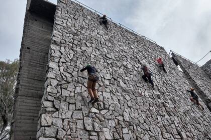 El muro se encuentra en una parte de las tierras que pertenecían al Tiro Federal; en su lugar está proyectada la prolongación de la calle Campos Salles