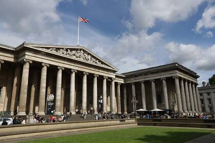 El Museo Británico informó el miércoles que despidió a un miembro del personal después de que se descubriera que los artículos de su colección estaban "desaparecidos, robados o dañados".
