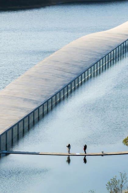 El museo de arte Zaishui se alza sobre un lago artificial con aberturas que permiten la entrada de agua, inundando el suelo