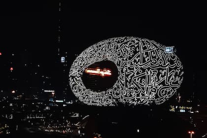 Descrito por muitos como o edifício mais bonito do mundo, o Museu do Futuro de Dubai é uma obra-prima arquitetônica de 30.000 metros quadrados que foi descrita como um centro intelectual e científico que visa encontrar soluções para o futuro da humanidade.
