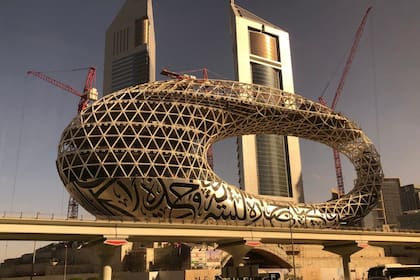 El Museo del Futuro, mientras se estaba construyendo, es uno de los tantos edificios que marcan a Dubái como una ciudad emblemática por su arquitectura de lujo