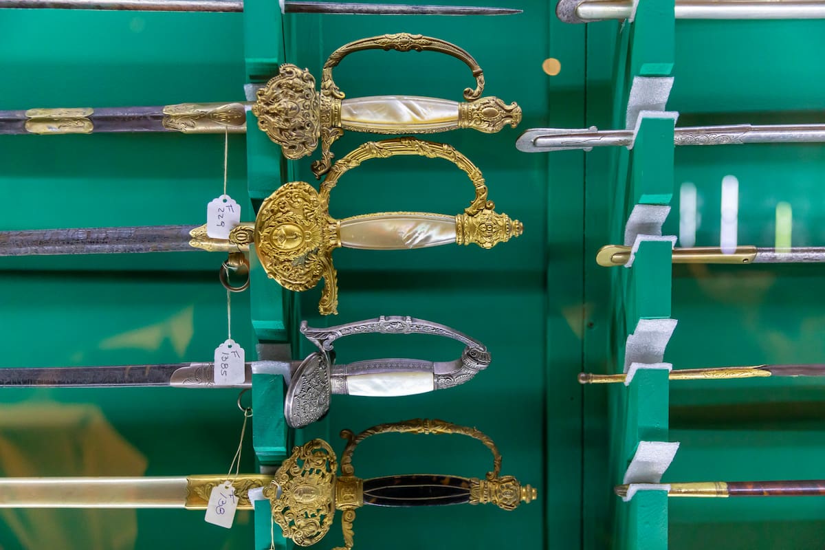 El Museo Histórico exhibe sables con marcas de uso, entre otras piezas de su patrimonio