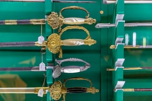 El Museo Histórico exhibe sables con marcas de uso, entre otras piezas de su patrimonio