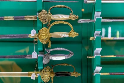 El Museo Histórico exhibe sables con marcas de uso, entre otras piezas de su patrimonio