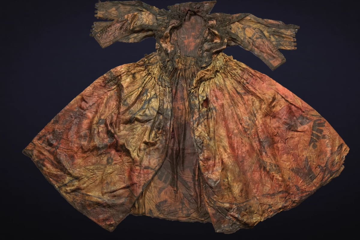 El museo Kaap Skil de Texel, en Países bajos, exhibe un vestido del siglo XVII perfectamente preservado junto con cientos de otros objetos de un naufragio en la costa holandesa. "La ropa está tan intacta que podrías usarla", aseguró, entusiasmado, un arqueólogo que comparó el hallazgo con la apertura de la "tumba de Tutankamón"