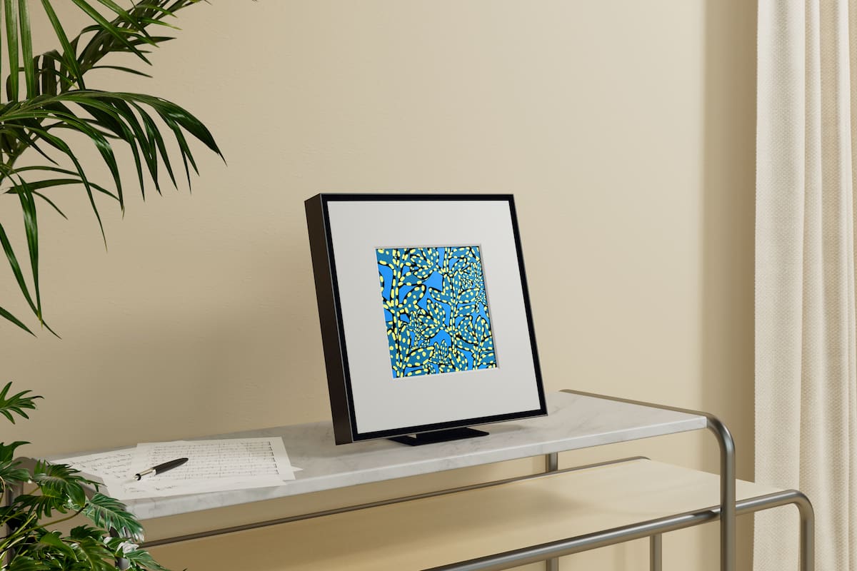 El Music Frame de Samsung es un parlante que puede usarse colgado de la pared o en una repisa; tiene 35 cm de lado