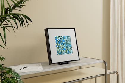 El Music Frame de Samsung es un parlante que puede usarse colgado de la pared o en una repisa; tiene 35 cm de lado