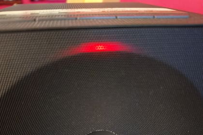 El Music Studio 7 tiene un LED al frente que se ilumina y cambia de color cuando se cambia el volumen, escucha una orden verbal o se mutea (como en este caso)