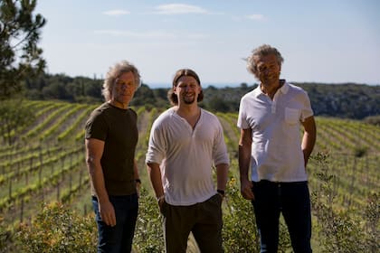 El músico Bon Jovi, su hijo, Jesse Bongiovi, y el viticultor francés Gérard Bertrand