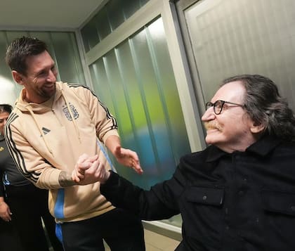 El músico Charly García presenció el partido desde una de las plateas del estadio