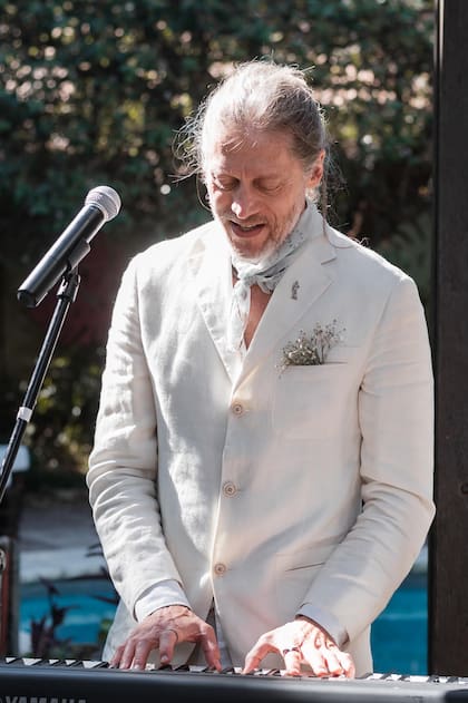 El músico David Kaumann, padre de la novia, tocó el piano para acompañar a su otra hija, Imán, que les regaló a los flamantes marido y mujer un show en vivo. A la baile, sonaron clásicos del rock internacional de los 70 y 80, música disco y algo de funk.