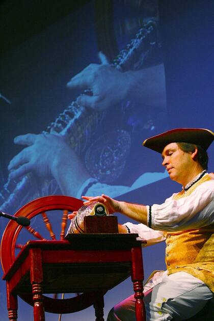 El músico Dean Shostak durante uno de sus Conciertos de Cristal, tocando una armónica de cristal, inventada por Franklin en 1761