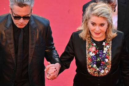 El músico francés Benjamin Biolay junto a su exsuegra, la actriz Catherine Deneuve, caminaron juntos por la red carpet en los minutos previos a la proyección de Marcello Mio