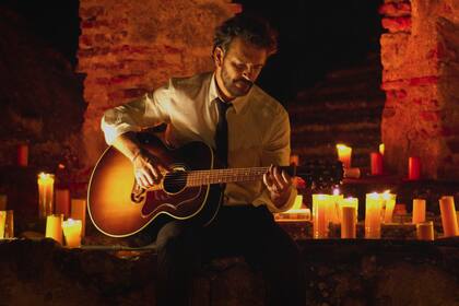 El músico guatemalteco tocará a la luz de las velas en un show íntimo que podrá seguirse por streaming