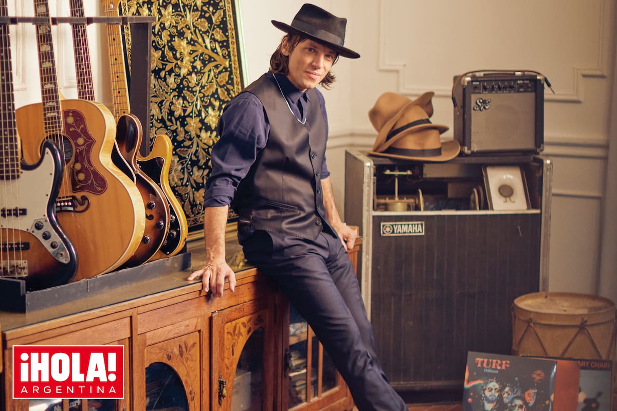 El músico –hijo de arquitectos– vive desde hace veinte años en un PH donde montó su estudio.