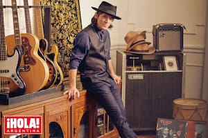 El músico –hijo de arquitectos– vive desde hace veinte años en un PH donde montó su estudio.