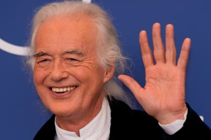 El músico Jimmy Page participó en la presentación de la película Becoming Led Zeppelin, en el Festival de Cine de Venecia
