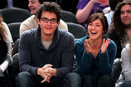 El músico John Mayer y la actriz Minka Kelly, al asistir a un partido de básquet en Nueva York