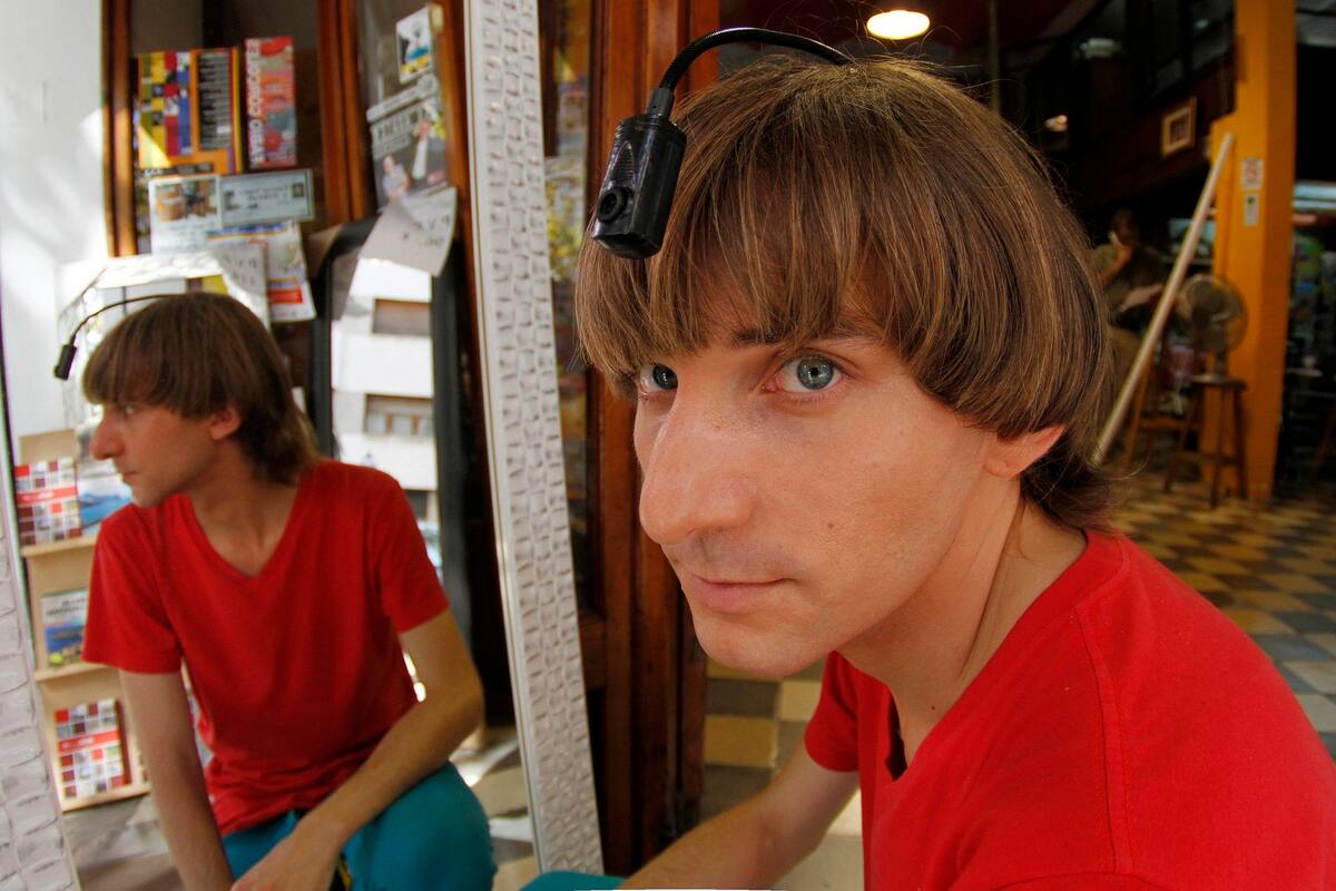El músico Neil Harbisson, que sólo podía ver en blanco y negro, posa con una cámara que funciona como un ojo ciborg, que le permite percibir hasta 36 colores