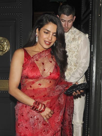 El músico Nick Jonas y su esposa, la actriz Priyanka Chopra, celebraron en un restaurante de Myfair, Londres, el inicio de Diwali, la festividad india que dura cinco días y que marca la entrada en el año nuevo hindú. Según la costumbre, quienes lo celebran usan ropa nueva, compran dulces y hacen explotar cohetes y fuegos artificiales