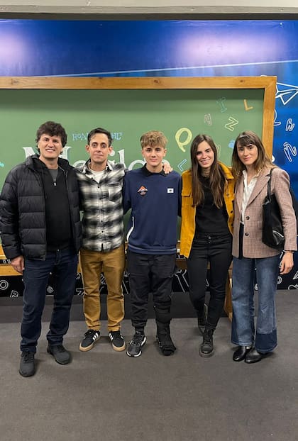 El músico posó junto a parte del elenco luego de la función