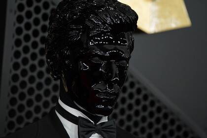 El músico, productor y compositor francés Gesaffelstein, uno de los ganadores por su trabajo junto a Lady Gaga, en su arribo al teatro