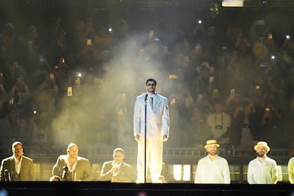 El músico puertorriqueño Bad Bunny se presenta en concierto durante su gira "DeBÍ TiRAR MáS FOTOS" en la Ciudad de México, el miércoles 10 de diciembre de 2025. (Foto AP/Eduardo Verdugo)
