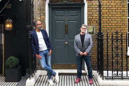 El músico que ganó dos premios Oscar es la última incorporación de New, la usina de ideas fundada por el creativo argentino, para abrir la filial en Los Ángeles; el plan para potenciar la exportación de talento argentino