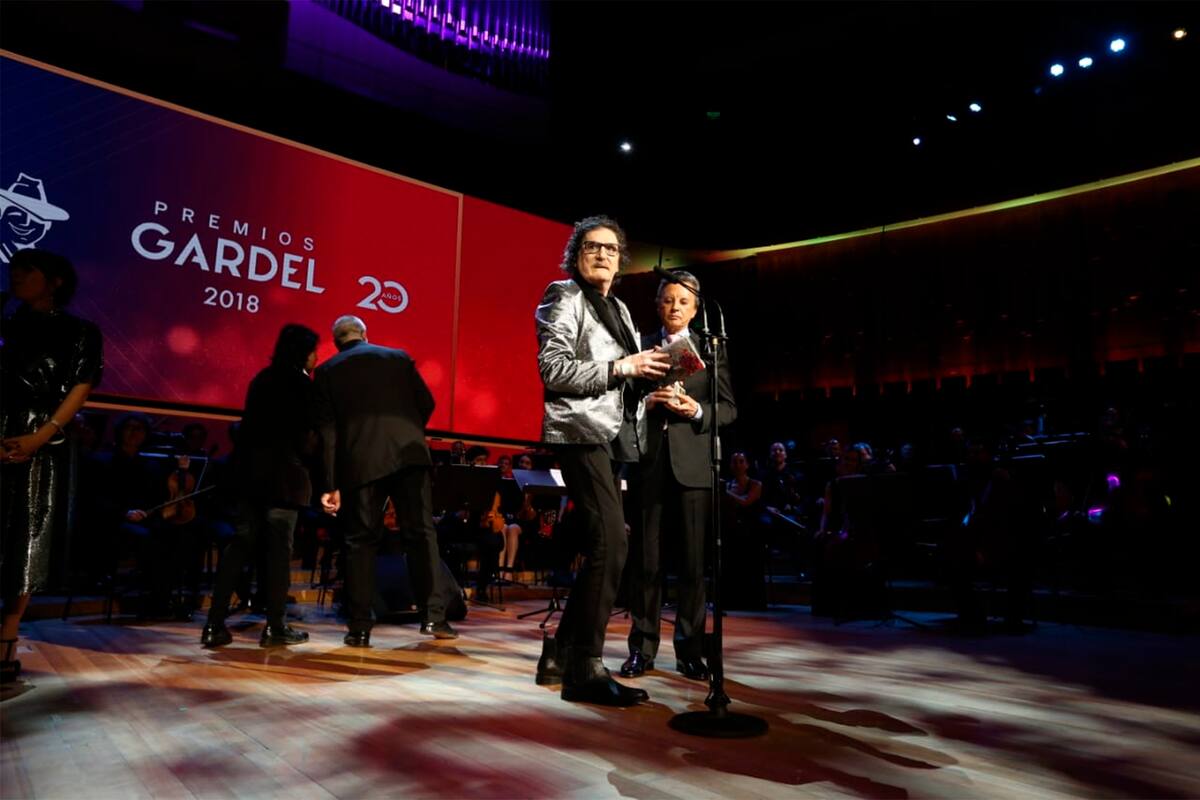 El músico recibió el galardón más preciado de la noche de manos de su amigo Palito Ortega