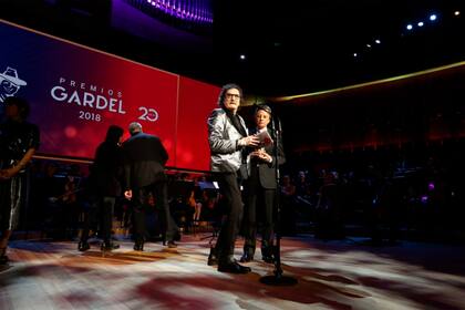 El músico recibió el galardón más preciado de la noche de manos de su amigo Palito Ortega