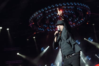 El músico reflexiona sobre la paternidad, el éxito y el feminismo antes de su nuevo show en River, donde tocará ¡por décima vez! También, claro, habla de canciones y de por qué, a casi diez años de tomarse un descanso, Los Piojos están lejos de volver a juntarse. “Hubo gente que tomó decisiones muy