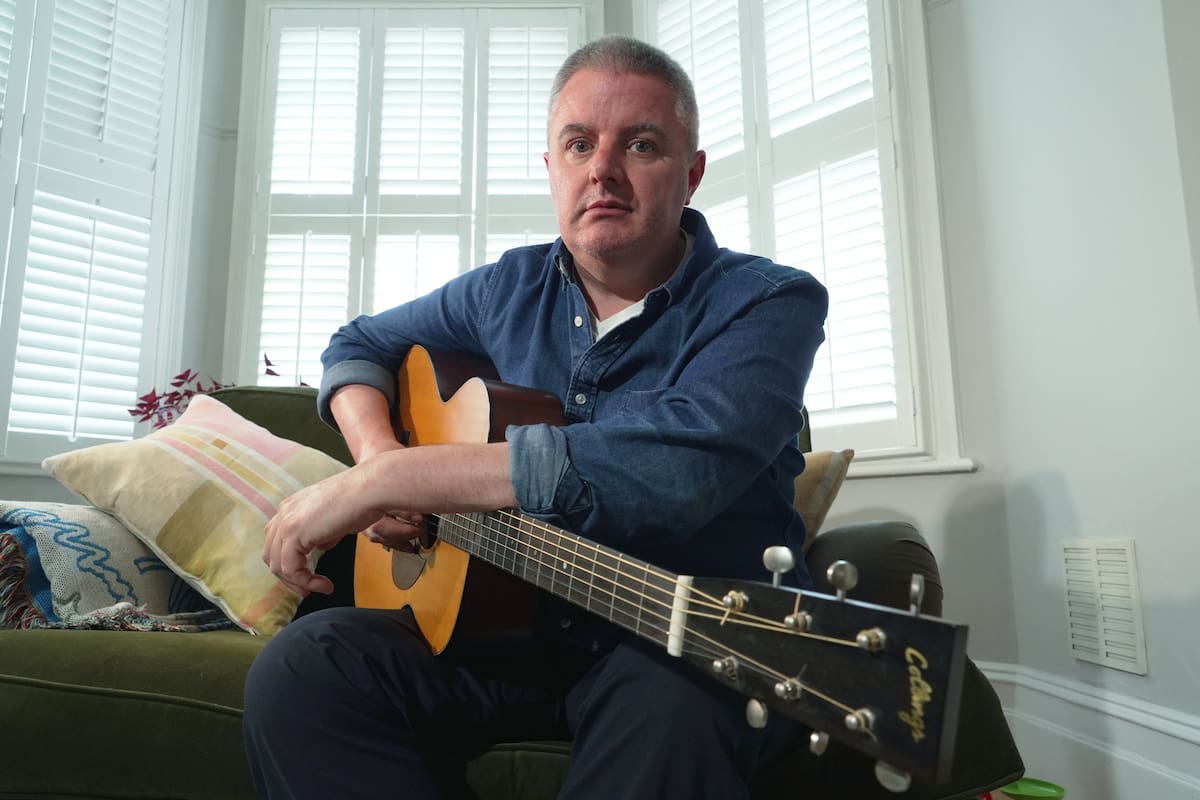 El músico Samuel Smith fue diagnosticado con Parkinson en 2020