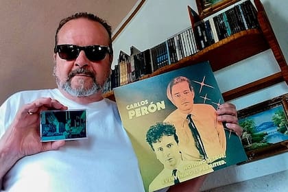 El músico suizo Carlos Perón, con uno de sus discos